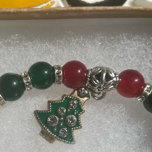 Handmade Christmas tree Green/Red Beaded Bracelet - Picture 4 of 4